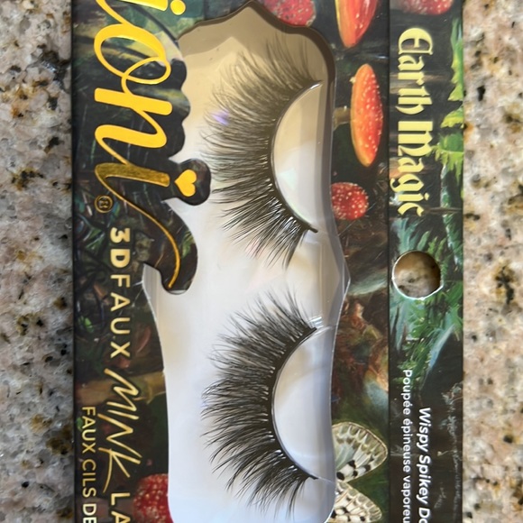 Ioni lashes - Picture 3 of 3